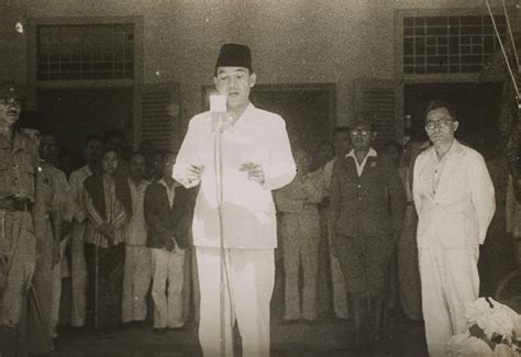 Pembacaan teks proklamasi kemerdekaan Bangsa Indonesia.